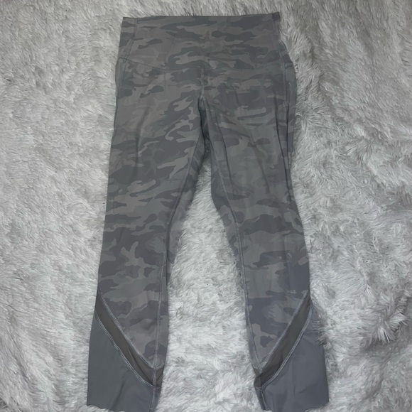 Lululemon Wunder Under with Scallop Trim and Mesh White Camouflage size 12 - Picture 2 of 5